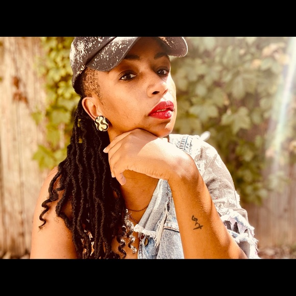 Black & gold vintage earrings - Picture 2 of 5